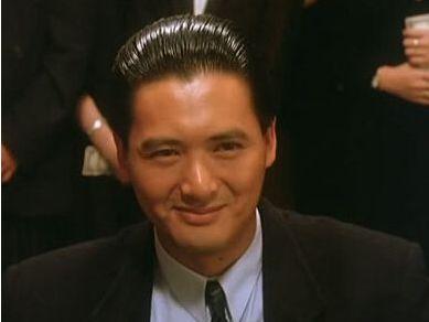 周润发跑步照片背景,背景映衬都市繁华